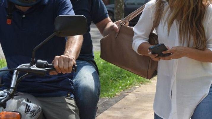 Dos motochorros le robaron su celular a una adolescente