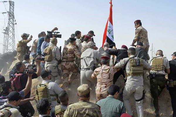 Fuerzas sirias intentan retomar Bukamal para expulsar al Isis