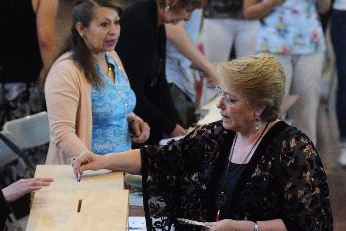 La presidente de Chile Michelle Bachelet fue una de las primeras figuras políticas que votó este domingo
