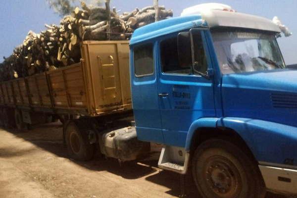 Circulaba perdiendo la carga y al ser detenido descubren que no teniacutea permiso 