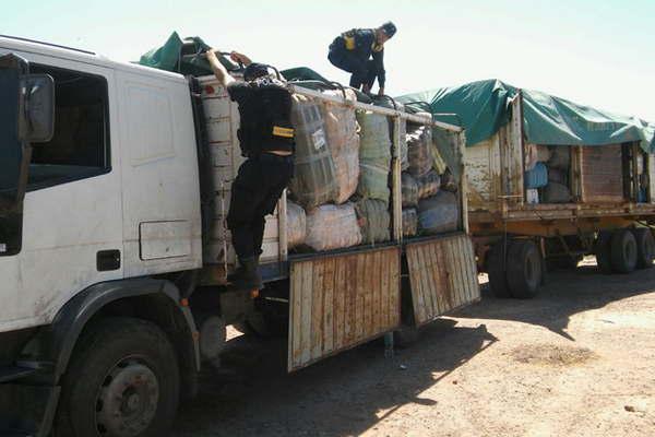 Interceptan un camioacuten  que llevaba mercaderiacutea ilegal valuada en 7 millones 
