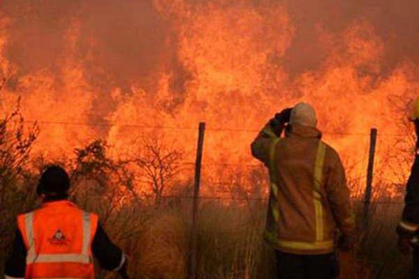 Investigan incendios de vehiacuteculos dentro del cuartel de bomberos