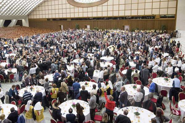 El Papa almorzoacute con 1500 pobres y rechazoacute la indiferencia contra ellos