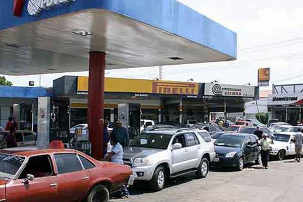 Venezuela sufre  por ineacutedita escasez de combustible