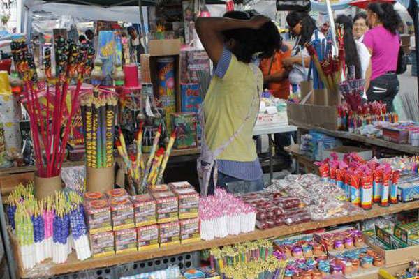 Por seguridad controlan a los locales que venden pirotecnia en la ciudad 