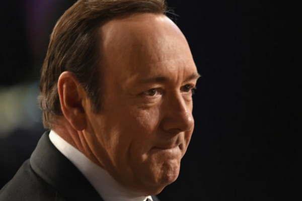 Indignoacute la defensa que hizo un cantante britaacutenico a Kevin Spacey 