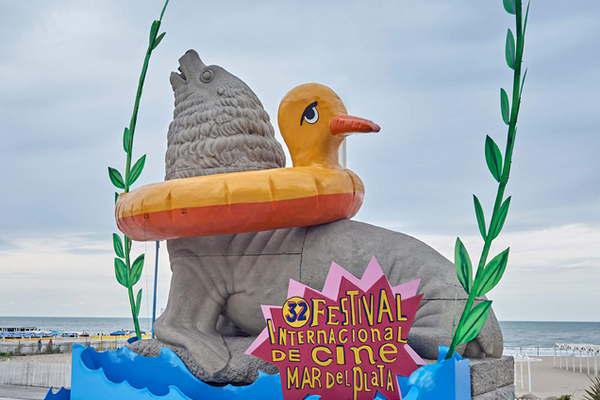 Un pato arriba de un lobo marino generoacute una poleacutemica en Mar del Plata 