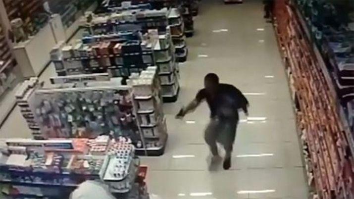 El policía de civil con la criatura en brazos