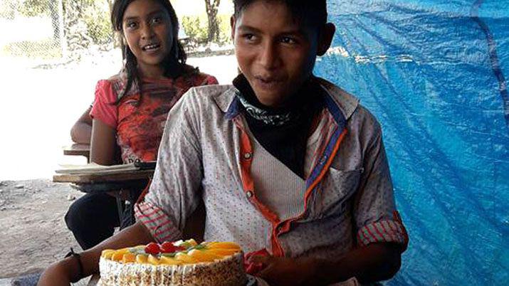 A los 14 tuvo su primera torta de cumpleaños y emocionó a todos