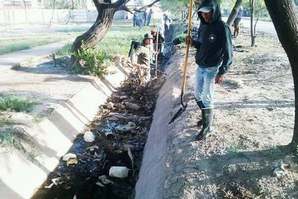 Lanzan operativo de limpieza de los desaguumles de Clodomira
