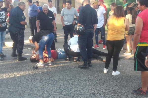 Muere una jovencita al estrellarse la moto en la  que viajaba como acompantildeante contra un aacuterbol 