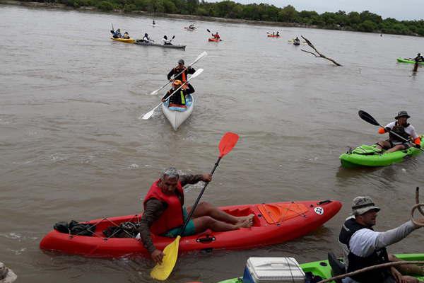 Maacutes de 150 kayaks unieron la ciudad capital con Villa Robles