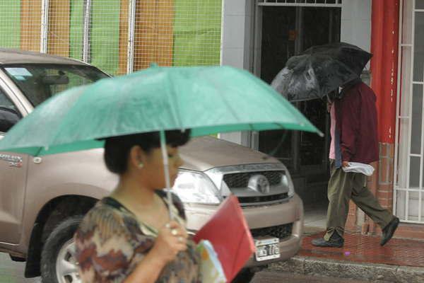Anuncian lluvias y una maacutexima de 30 grados para hoy