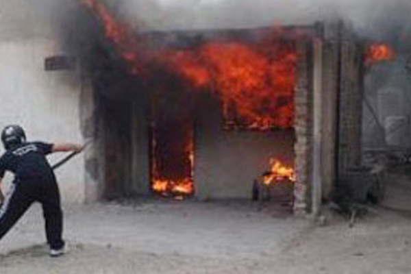 Despertoacute cuando su casa estaba envuelta en llamas y sufrioacute graves quemaduras