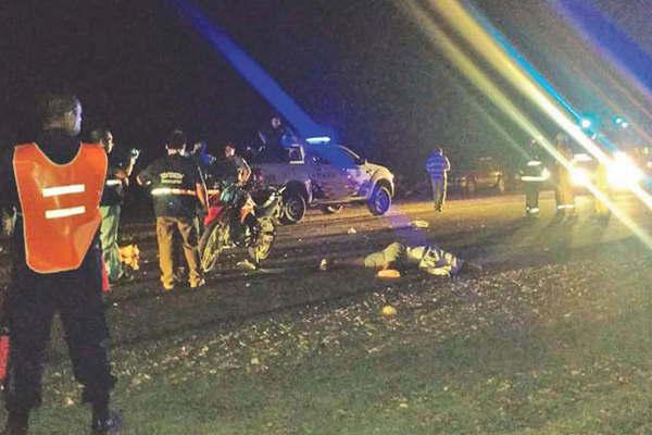 Un joven motociclista fallecioacute al  derrapar cuando saliacutea de una bailanta 