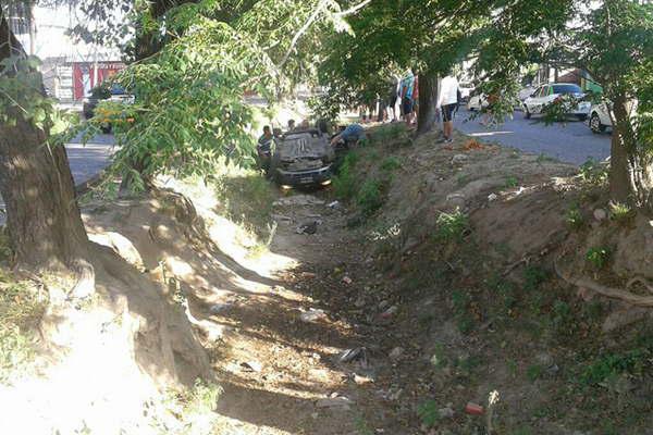 Alcoholizado perdioacute el control de su auto y terminoacute en la acequia 