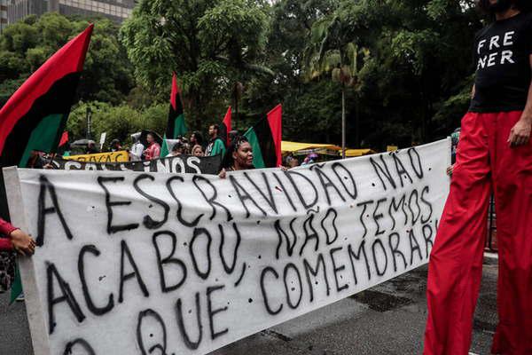 Miles de personas se movilizaron contra el racismo y la violencia contra los joacutevenes negros en Brasil