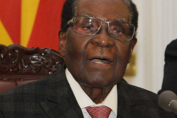 El Parlamento decidiraacute si destituye a Robert Mugabe
