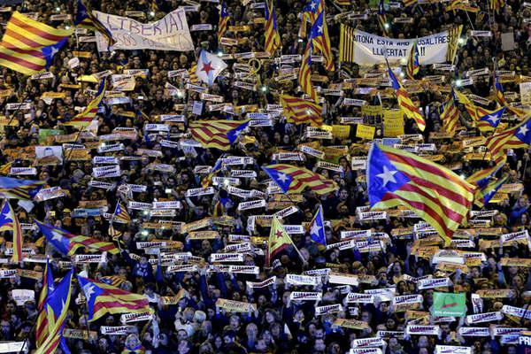 Los independentistas retendriacutean la mayoriacutea en las elecciones del proacuteximo 21 de diciembre en Cataluntildea