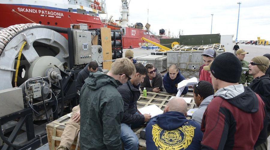 Divisaron bengalas blancas y una balsa pero no seriacutean del ARA San Juan