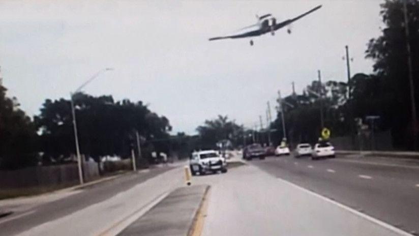 Una avioneta aterriza de emergencia en medio de una calle