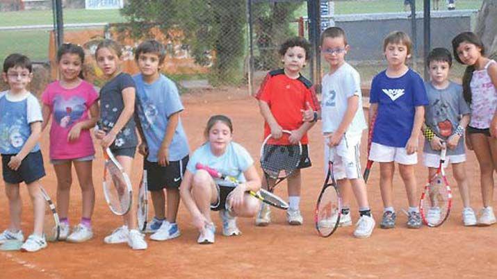 Actividades sin descanso en la escuela de tenis infantil que brinda el SLTC