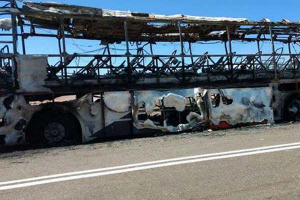 Se incendioacute un colectivo en que joacutevenes tucumanos viajaban a Peruacute