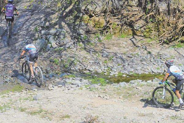 Ocho ciclistas que subiacutean al cerro fueron emboscados y atacados