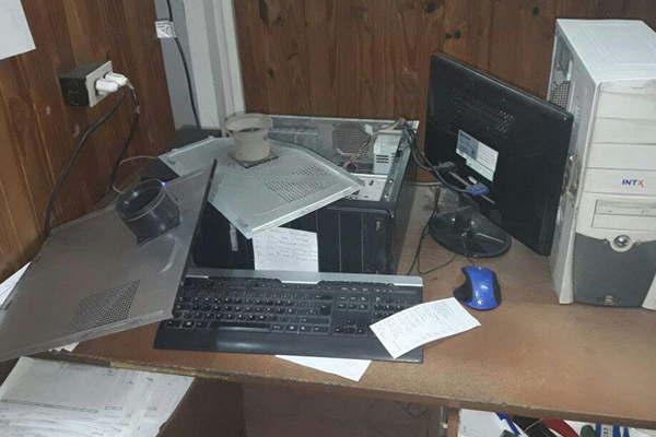 Vestidos de policiacuteas dos ladrones asaltan una conocida distribuidora