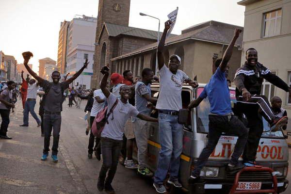 Mugabe renuncioacute a la presidencia de Zimbabue tras 37 antildeos en el poder