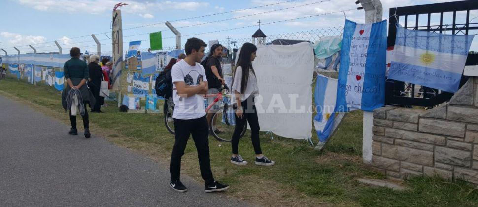 Horas de angustia y de esperanza se viven en la base naval de Mar del Plata
