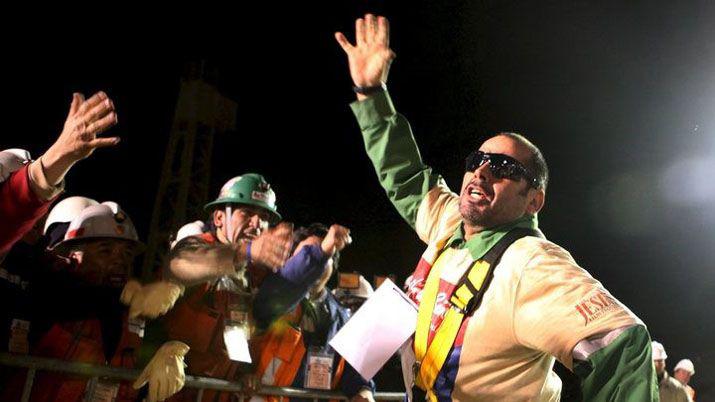 El saludo esperanzador de los 33 mineros de Chile a los 44 marinos argentinos