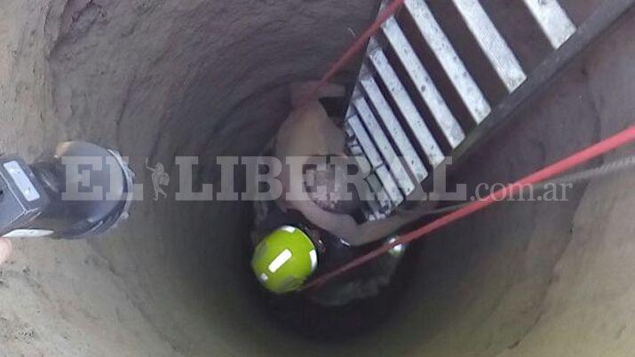 Cayoacute a un aljibe y fue rescatado por los Bomberos