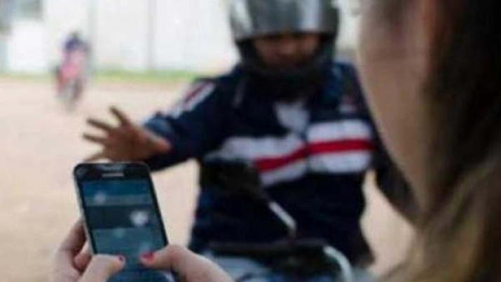 Motochorros arrebataron un celular pero se les cayoacute en la huiacuteda