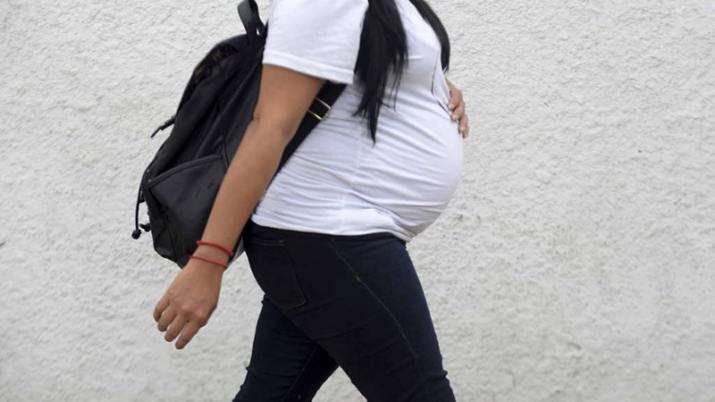 Una mujer embarazada roboacute un celular y no quedoacute aprehendida