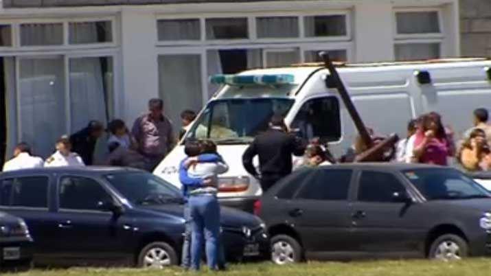 Escenas de dolor entre los familiares de los 44 tripulantes tras la conferencia