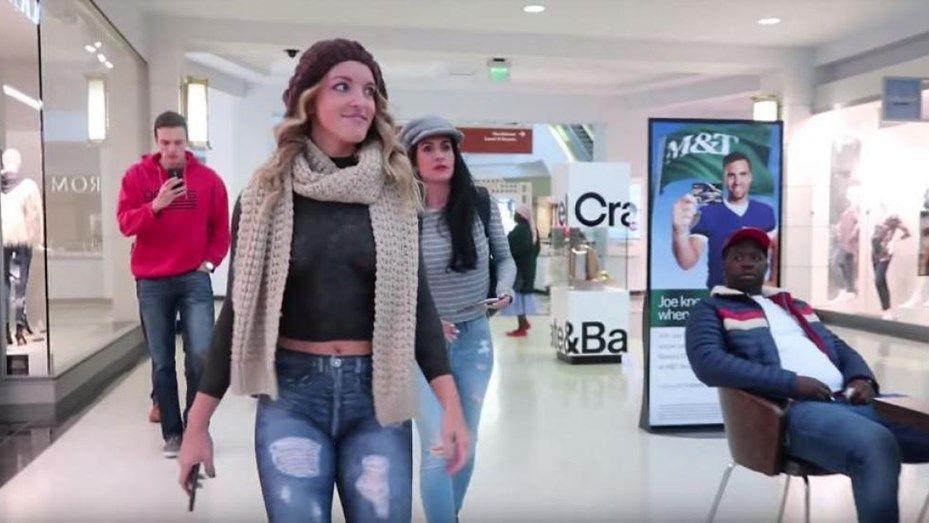 Caminoacute desnuda por un shopping y nadie se dio cuenta