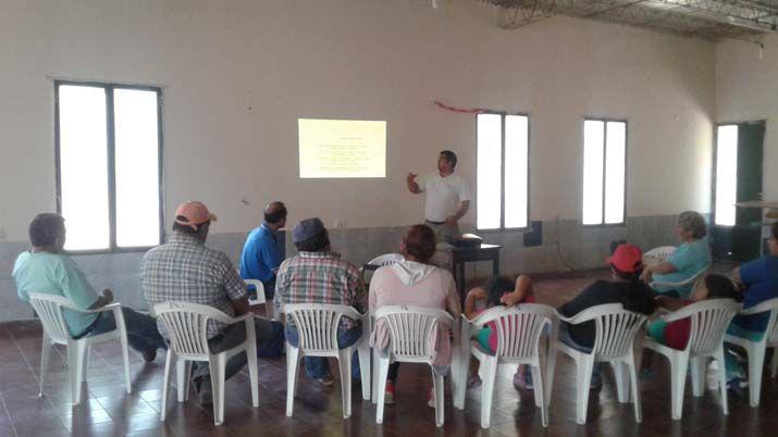 Capacitan a pequentildeos productores en el manejo del rodeo porcino