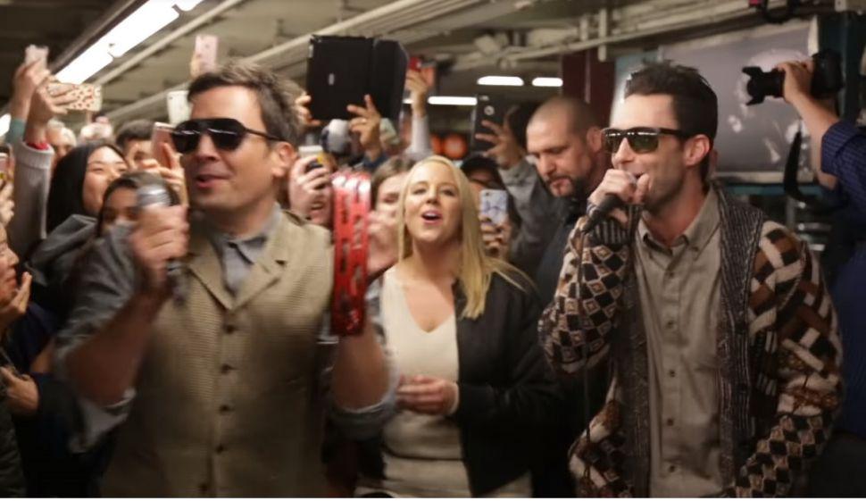 El concierto sorpresa de Maroon 5 en una estacioacuten de Metro