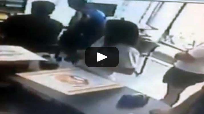 VIDEO Levantoacute una billetera ajena y quedoacute escrachada en Facebook