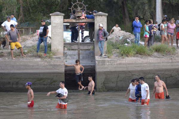 Desesperada buacutesqueda de un nintildeo de 13 antildeos que ingresoacute a un canal