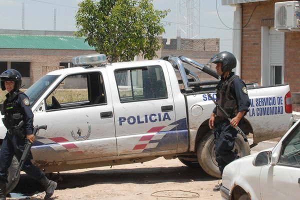 Roban 54000 de la mochila de un camionero que cargaba nafta 