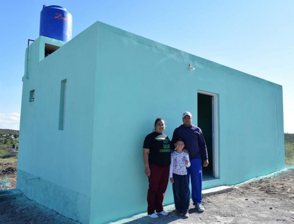 La municipalidad de Ojo de Agua entregoacute moacutedulos habitacionales