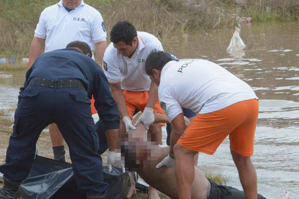 Hallaron el cadaacutever del adolescente que se ahogoacute en el Canal revestido