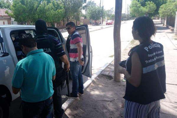 Extorsionaba a una joven para que abusara de su hija y se filmara
