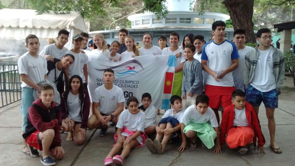Nadadores de Santiago participan en una competencia de Salta