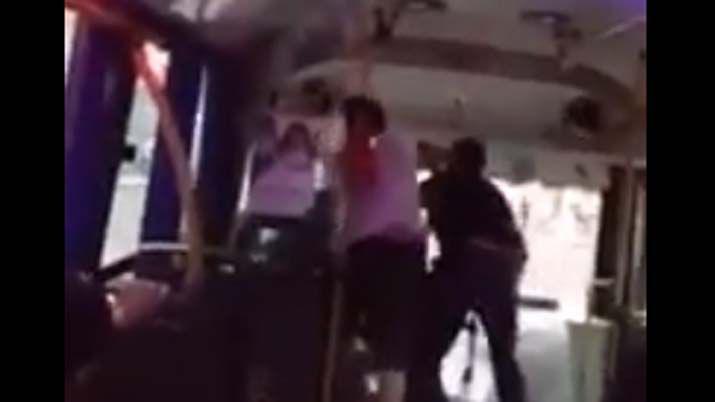 Video- joacutevenes atacaron a un colectivero que casi los chocoacute