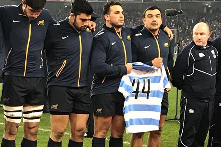 Los jugadores argentinos de Los Pumas exhibieron una remera clsica de la selección de rugby con el nmero 44 