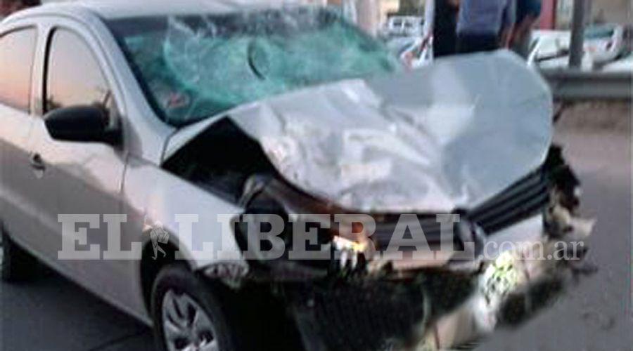 Dos joacutevenes en grave estado tras choque en Autopista