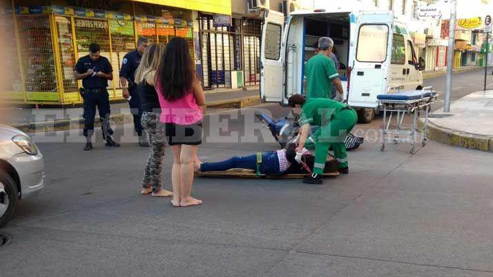 Una joven motociclista resultoacute herida al chocar contra un auto
